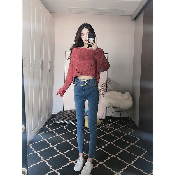 Kék színű, testhezálló női farmer övvel és magas derékkal