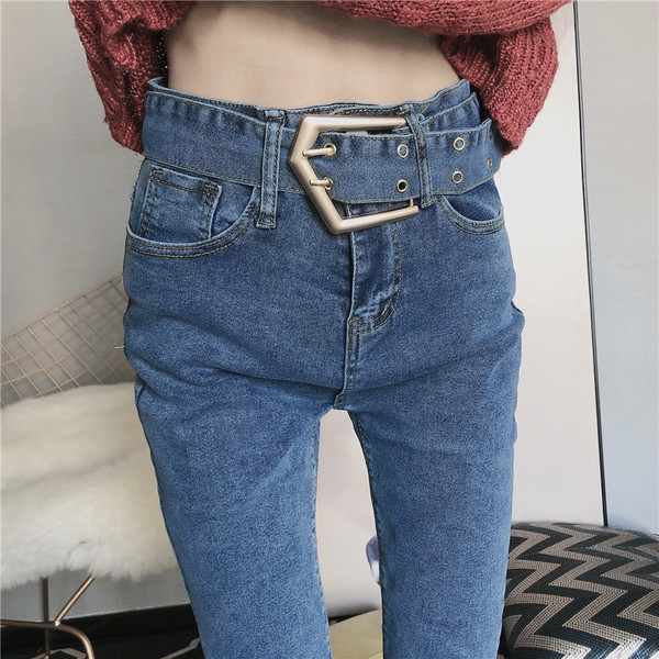 Kék színű, testhezálló női farmer övvel és magas derékkal