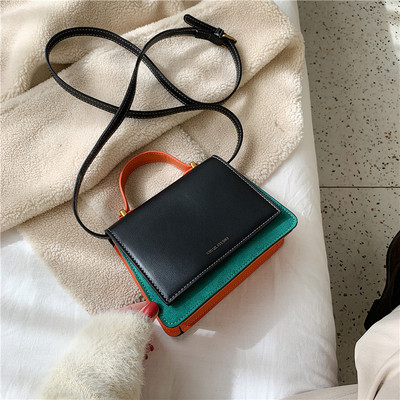 Mindennapi kis kézitáska két füllel, fekete, barna és zöld színben