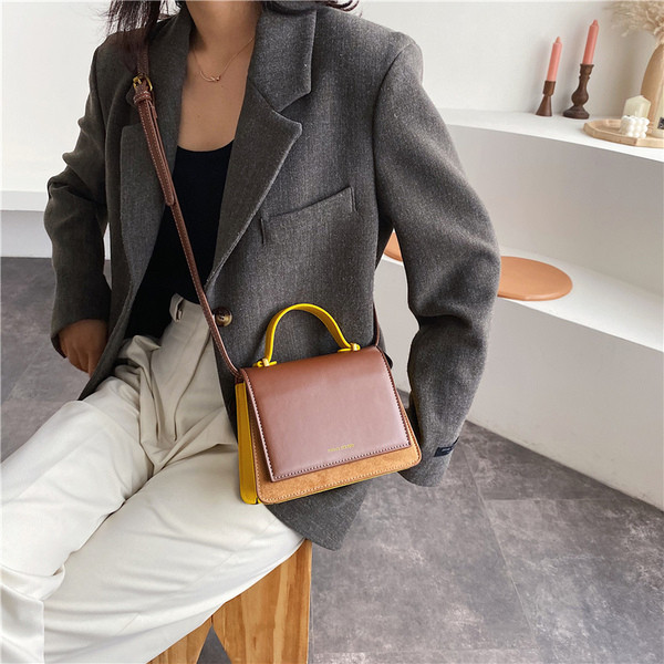 Mindennapi kis kézitáska két füllel, fekete, barna és zöld színben