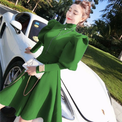 Modern kivágott ruha pólógallérral és puffos ujjakkal, zöld színben