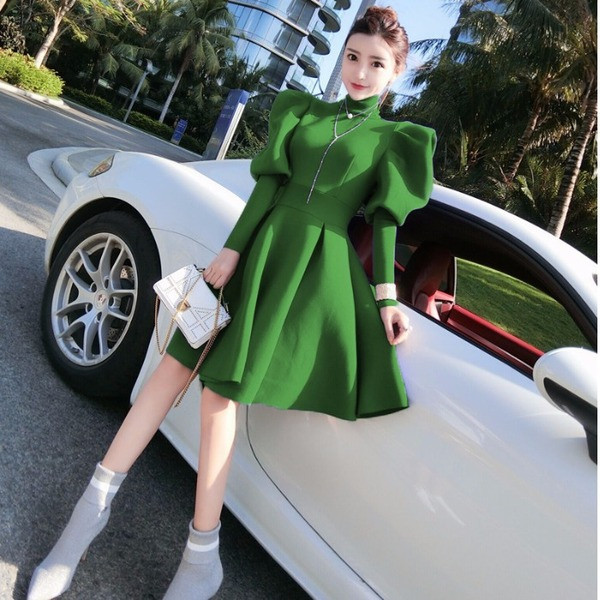 Modern kivágott ruha pólógallérral és puffos ujjakkal, zöld színben