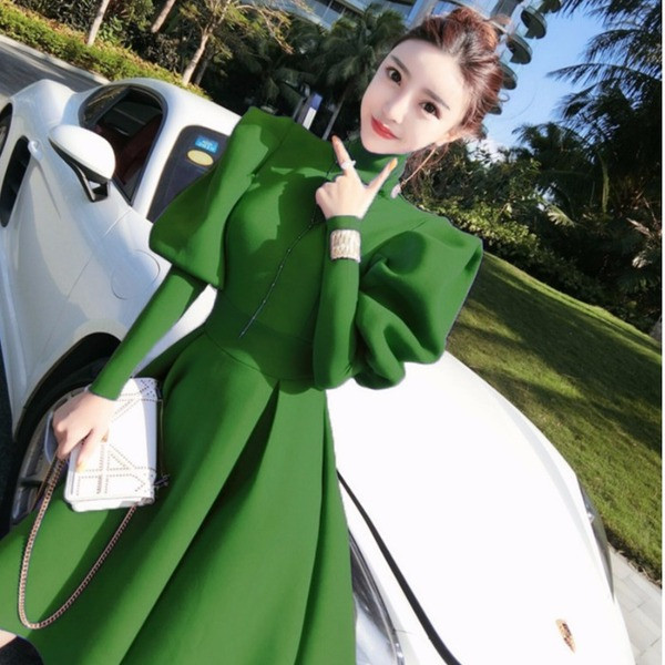 Modern kivágott ruha pólógallérral és puffos ujjakkal, zöld színben