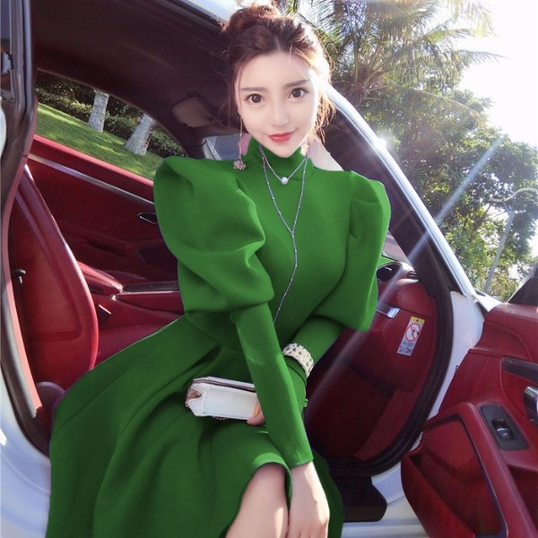 Modern kivágott ruha pólógallérral és puffos ujjakkal, zöld színben