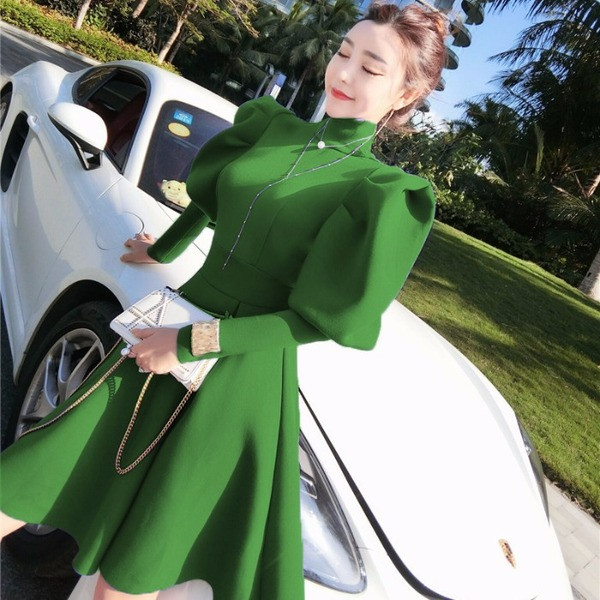 Modern kivágott ruha pólógallérral és puffos ujjakkal, zöld színben