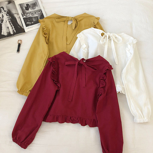 Modern női blúz széles modell kerek nyakkivágással és fürtökkel