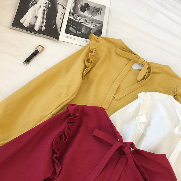 Modern női blúz széles modell kerek nyakkivágással és fürtökkel