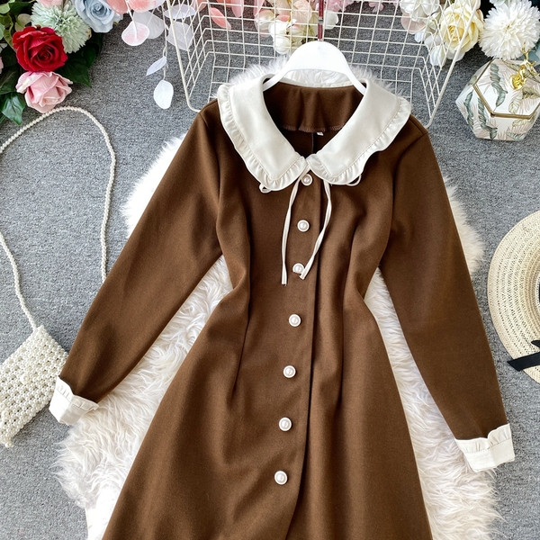 Stílusos női ruha térd felett gombokkal és hosszú ujjakkal több színben