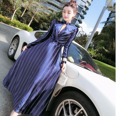 Elegáns hosszú aszimmetrikus bársonyruha V-nyakú kék és fekete színben, fényes hatással