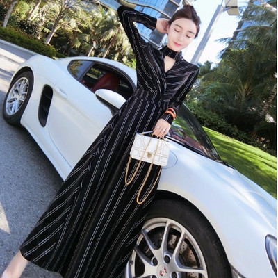 Elegáns hosszú aszimmetrikus bársonyruha V-nyakú kék és fekete színben, fényes hatással