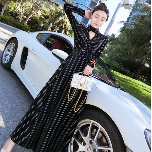 Elegáns hosszú aszimmetrikus bársonyruha V-nyakú kék és fekete színben, fényes hatással