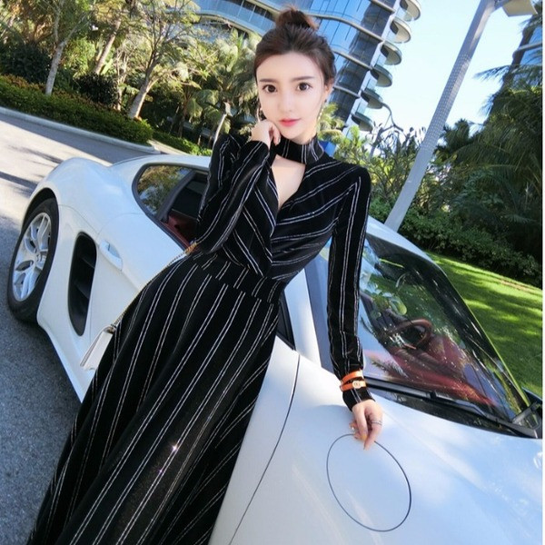 Elegáns hosszú aszimmetrikus bársonyruha V-nyakú kék és fekete színben, fényes hatással