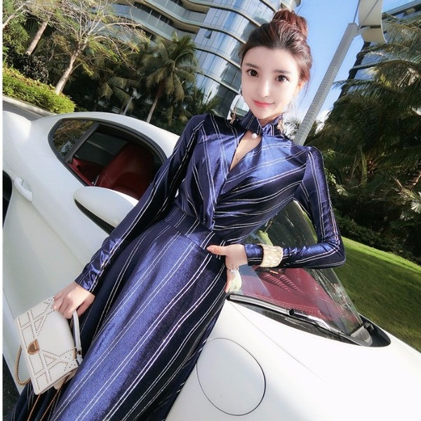 Elegáns hosszú aszimmetrikus bársonyruha V-nyakú kék és fekete színben, fényes hatással