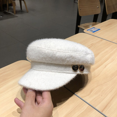 Plüss női sapka típusú sapka és fém elem fehér, fekete és rózsaszín színben