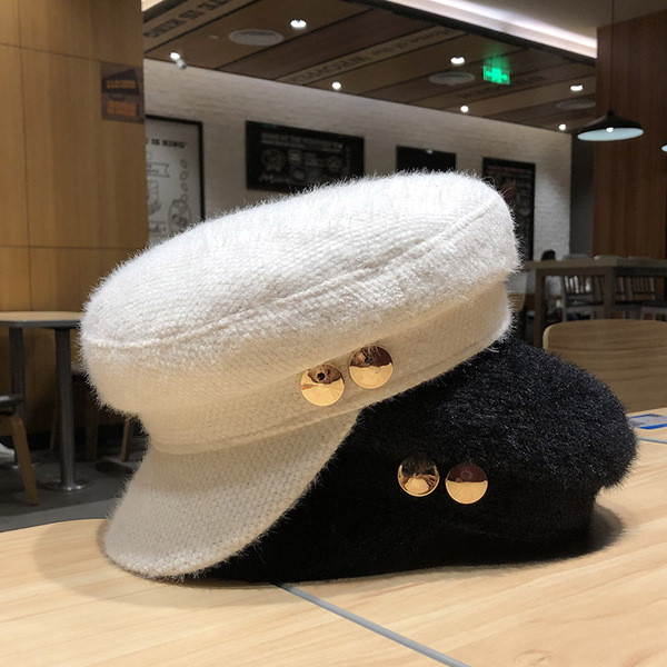 Plüss női sapka típusú sapka és fém elem fehér, fekete és rózsaszín színben