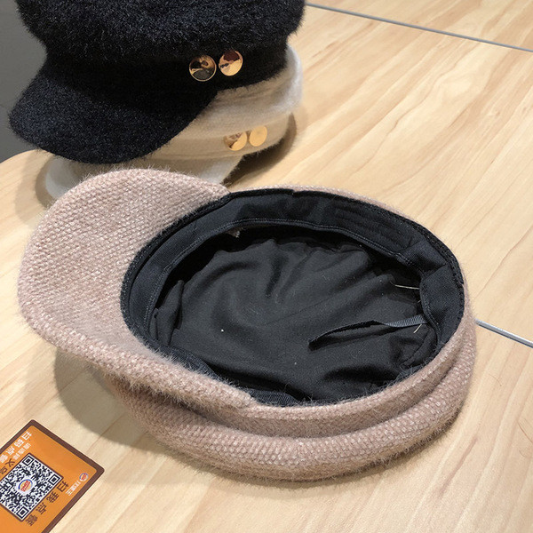 Plüss női sapka típusú sapka és fém elem fehér, fekete és rózsaszín színben