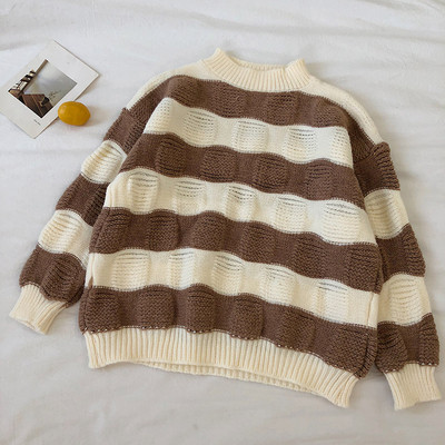 Női pulóver széles modell kerek nyakkivágással és hosszú ujjakkal