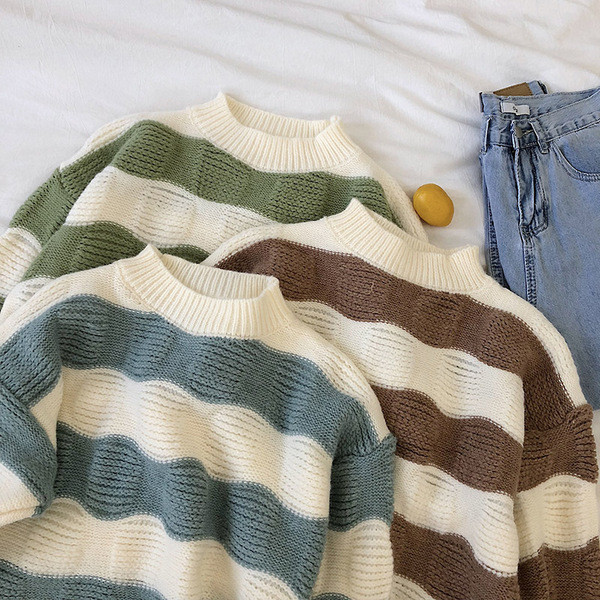 Női pulóver széles modell kerek nyakkivágással és hosszú ujjakkal