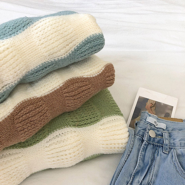 Női pulóver széles modell kerek nyakkivágással és hosszú ujjakkal