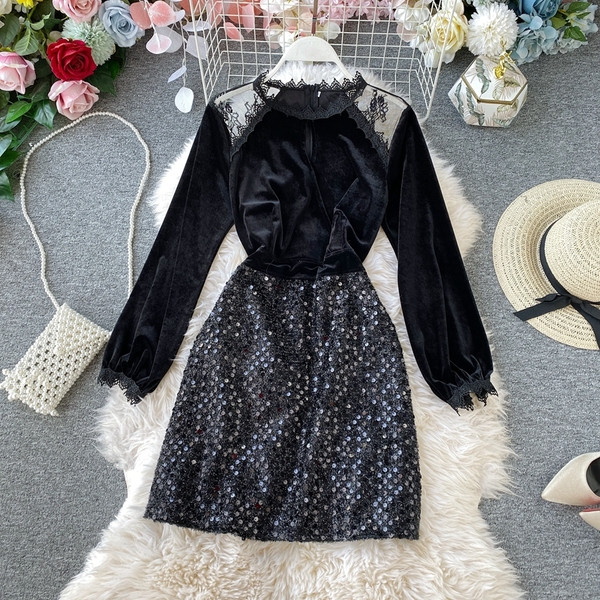 Modern női bársony ruha csipkével és flitterekkel, fekete színben