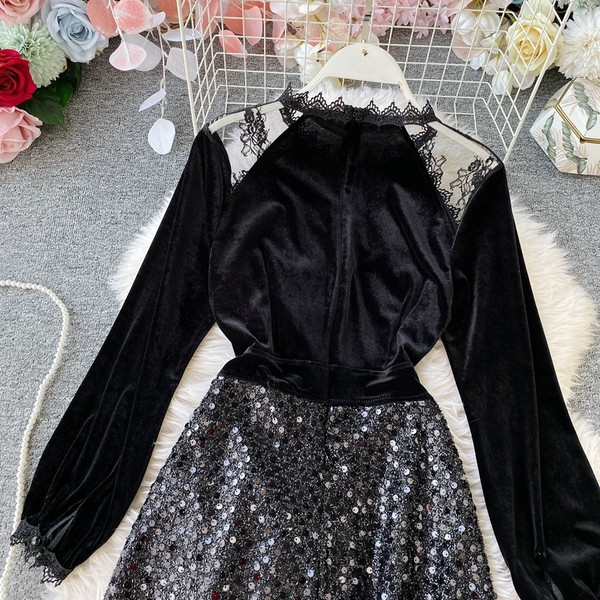 Modern női bársony ruha csipkével és flitterekkel, fekete színben