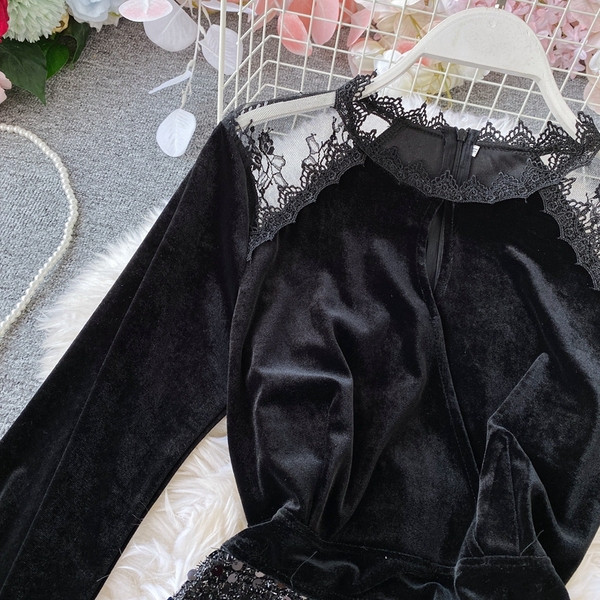 Modern női bársony ruha csipkével és flitterekkel, fekete színben