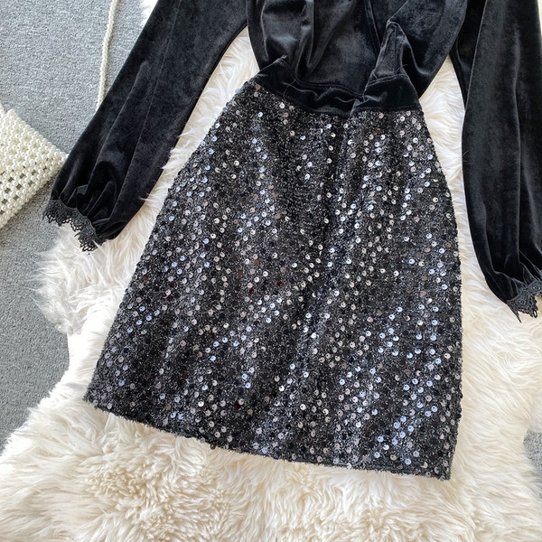 Modern női bársony ruha csipkével és flitterekkel, fekete színben