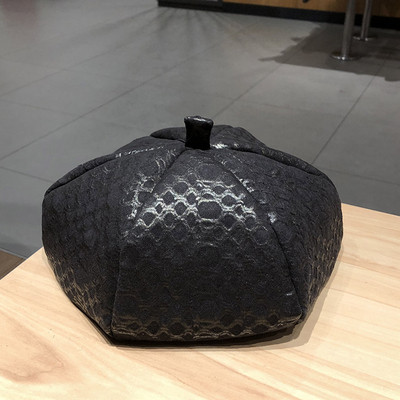 Női barett típusú bőr sapka fekete és ezüst színben