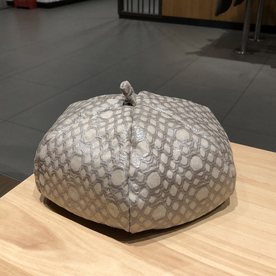 Női barett típusú bőr sapka fekete és ezüst színben