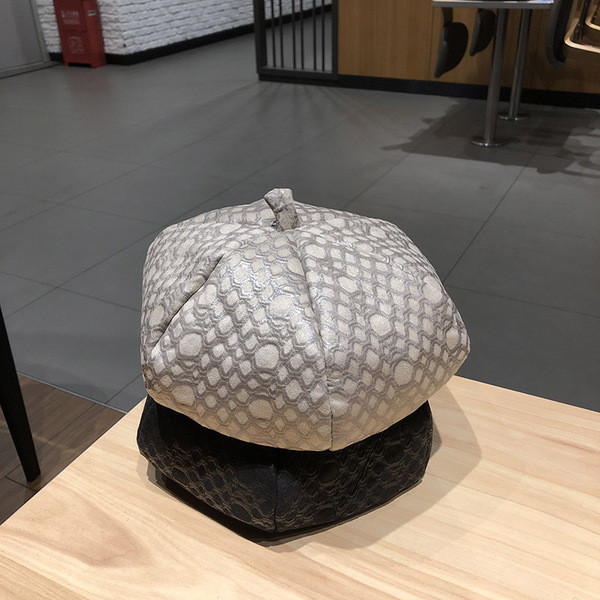 Női barett típusú bőr sapka fekete és ezüst színben