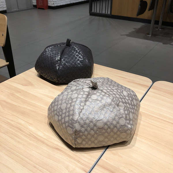 Női barett típusú bőr sapka fekete és ezüst színben