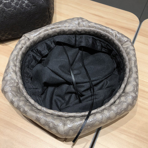 Női barett típusú bőr sapka fekete és ezüst színben