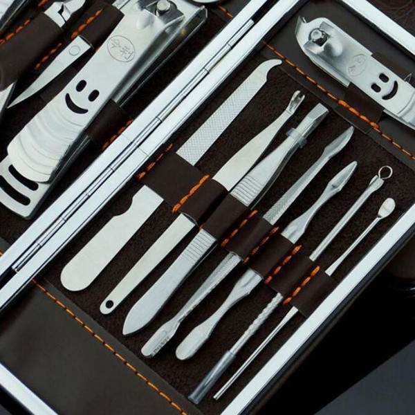 Комплект от 12 инструмента от неръждаема стомана за оформяне на маникюр + кожен калъф в кафяв цвят 