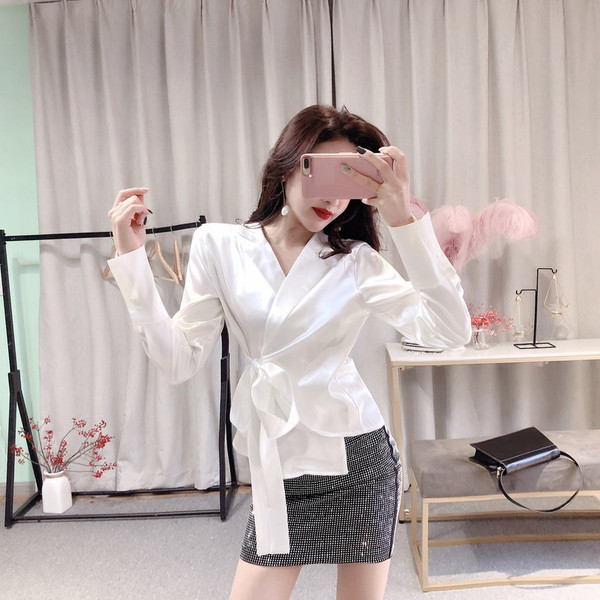 Modern rövid szoknya magas derékkal, fekete kövekkel