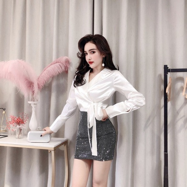 Modern rövid szoknya magas derékkal, fekete kövekkel