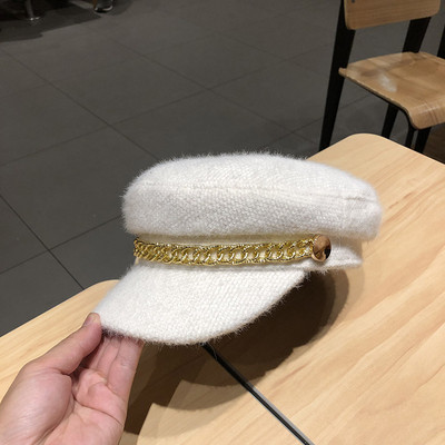 Női plüss sapka lánccal és napellenzővel fehér, fekete és rózsaszín színben