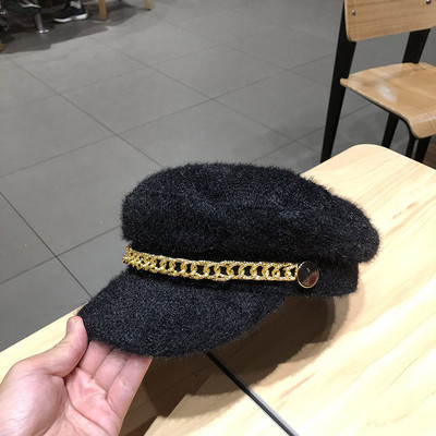 Női plüss sapka lánccal és napellenzővel fehér, fekete és rózsaszín színben