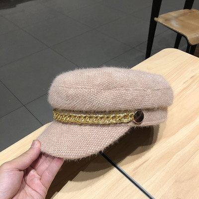 Női plüss sapka lánccal és napellenzővel fehér, fekete és rózsaszín színben