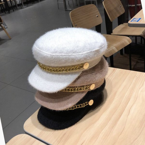 Női plüss sapka lánccal és napellenzővel fehér, fekete és rózsaszín színben