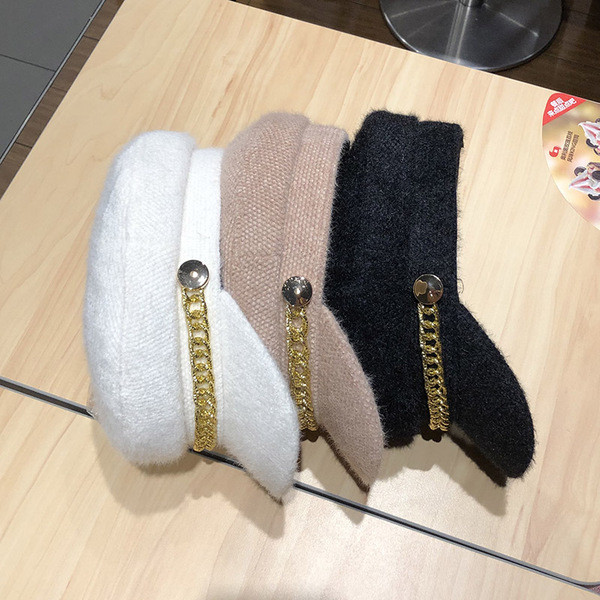 Női plüss sapka lánccal és napellenzővel fehér, fekete és rózsaszín színben