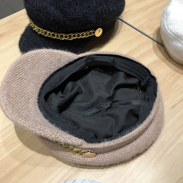 Női plüss sapka lánccal és napellenzővel fehér, fekete és rózsaszín színben