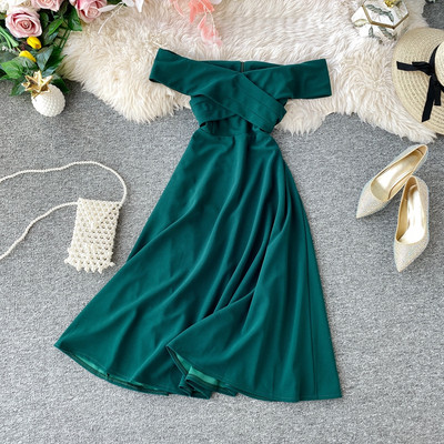 Modern női ruha szabású modell csupasz vállakkal, több színben