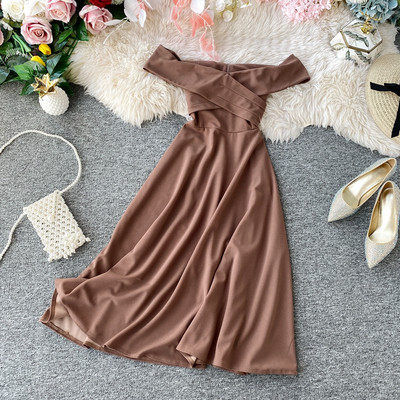 Modern női ruha szabású modell csupasz vállakkal, több színben