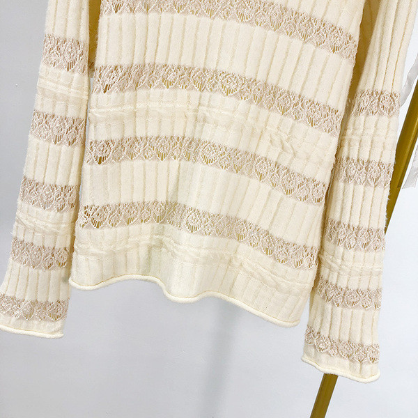 Női őszi-téli pulóver pólógallérral és bézs színű csipkével