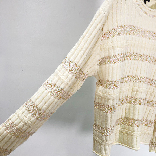 Női őszi-téli pulóver pólógallérral és bézs színű csipkével