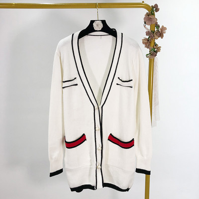 Hosszú kötött kardigán mély nyakkivágással, zsebekkel és gombokkal - fehér és fekete gyöngyök