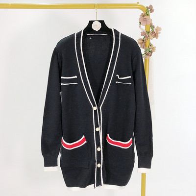 Hosszú kötött kardigán mély nyakkivágással, zsebekkel és gombokkal - fehér és fekete gyöngyök