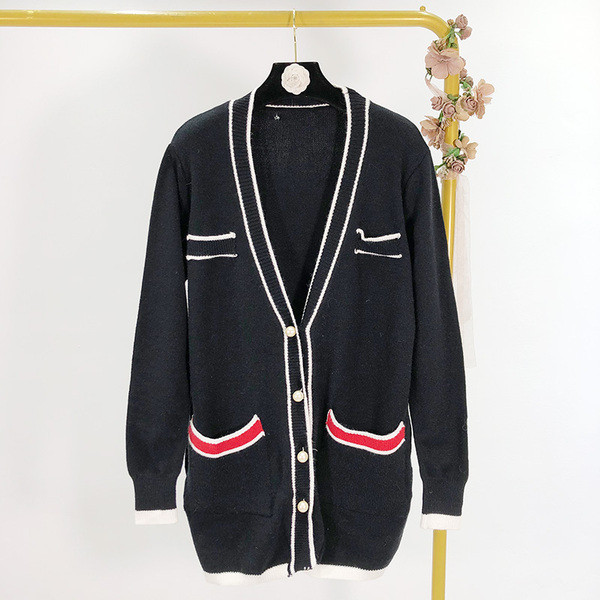 Hosszú kötött kardigán mély nyakkivágással, zsebekkel és gombokkal - fehér és fekete gyöngyök