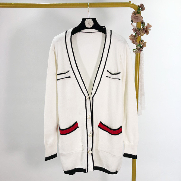 Hosszú kötött kardigán mély nyakkivágással, zsebekkel és gombokkal - fehér és fekete gyöngyök