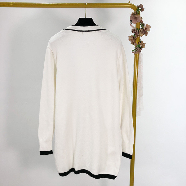 Hosszú kötött kardigán mély nyakkivágással, zsebekkel és gombokkal - fehér és fekete gyöngyök